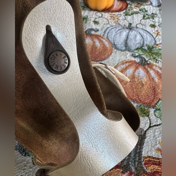 BIRKENSTOCK WOMENS PEARL WHITE SANDALS - Picture 9 of 11